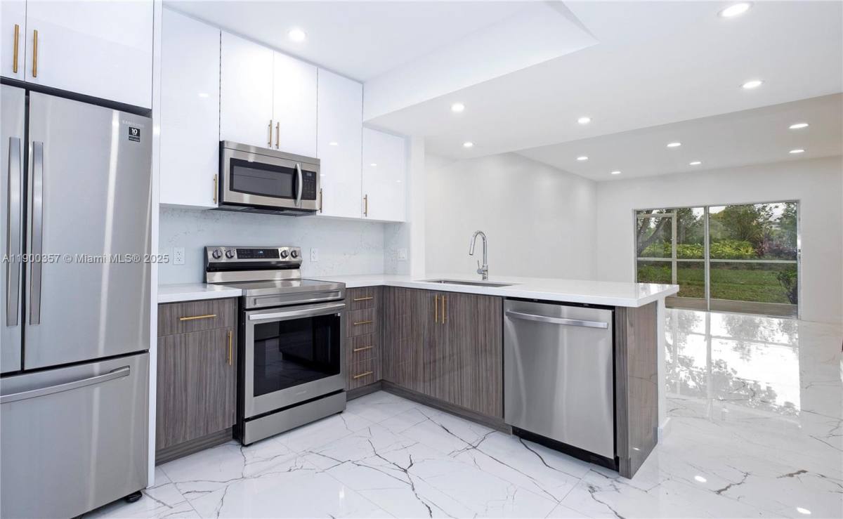 Townhouse for rent at 16697 Hemingway Dr, Fort Lauderdale, FL 33326