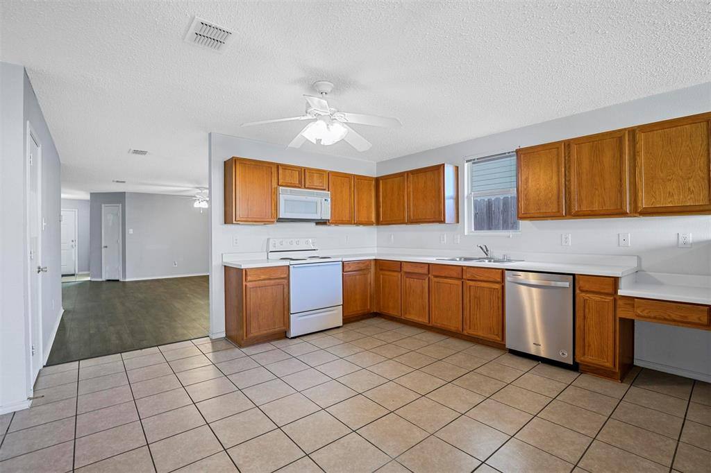 Apartment for rent at 1713 Baxter Springs Dr, Justin, TX 76247