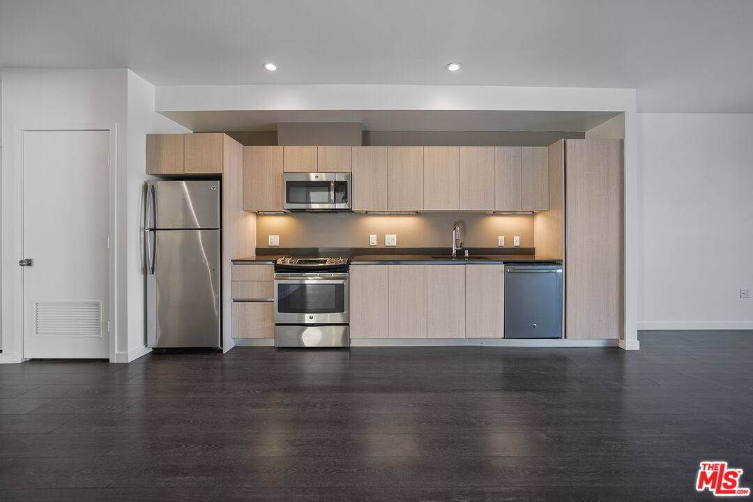 Apartment for rent at 5800 Harold Way #411, Los Angeles, CA 90028