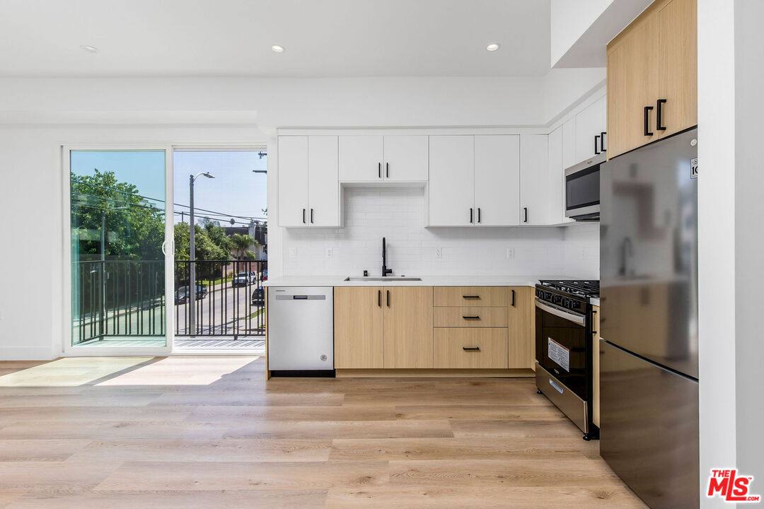 Townhouse for rent at 11241 Morrison St #6, North Hollywood, CA 91601