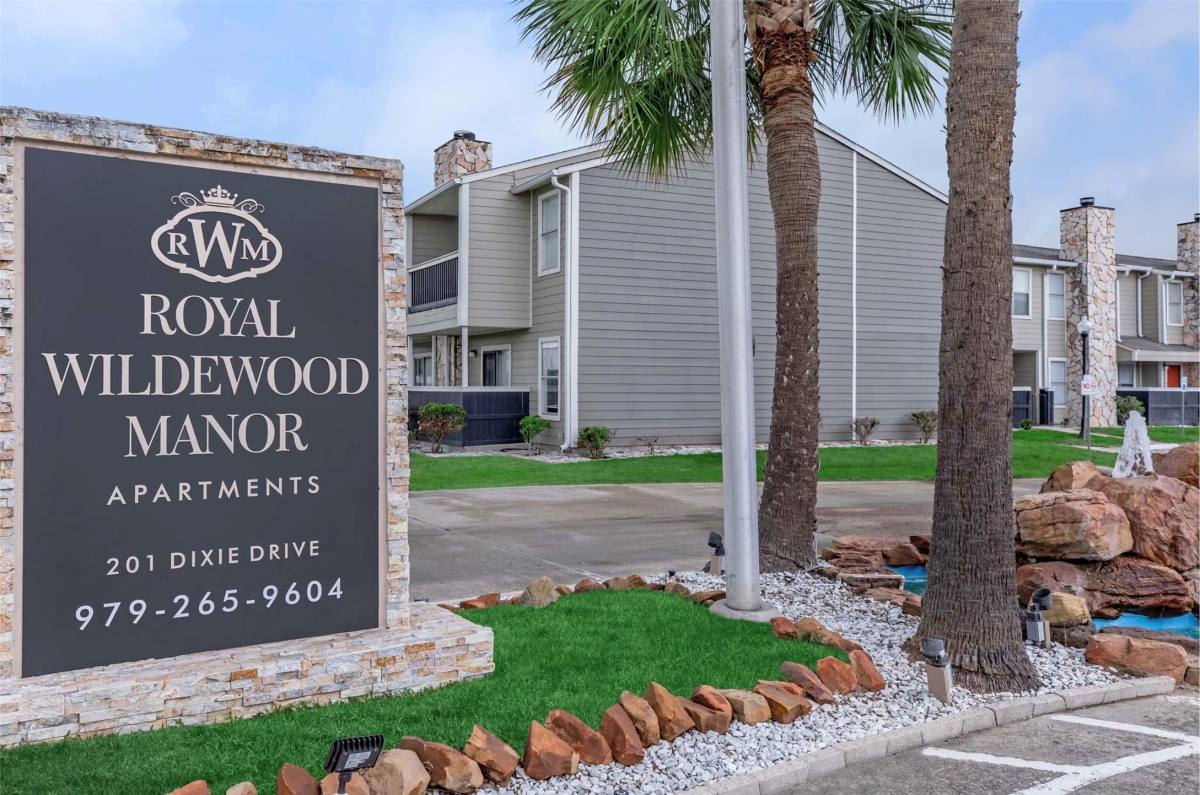 Apartment for rent at 201 Dixie Dr #201, Clute, TX 77531
