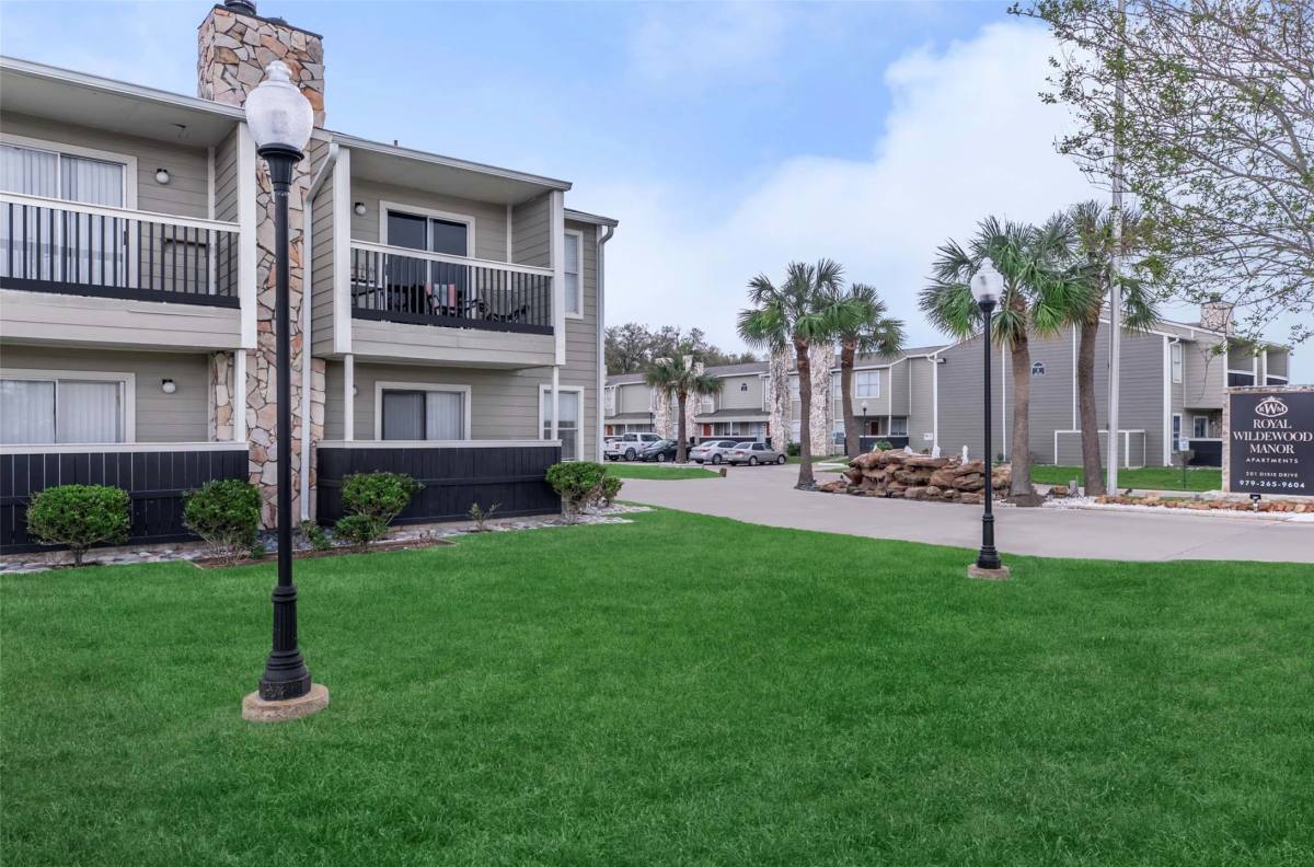 Apartment for rent at 201 Dixie Dr #201, Clute, TX 77531
