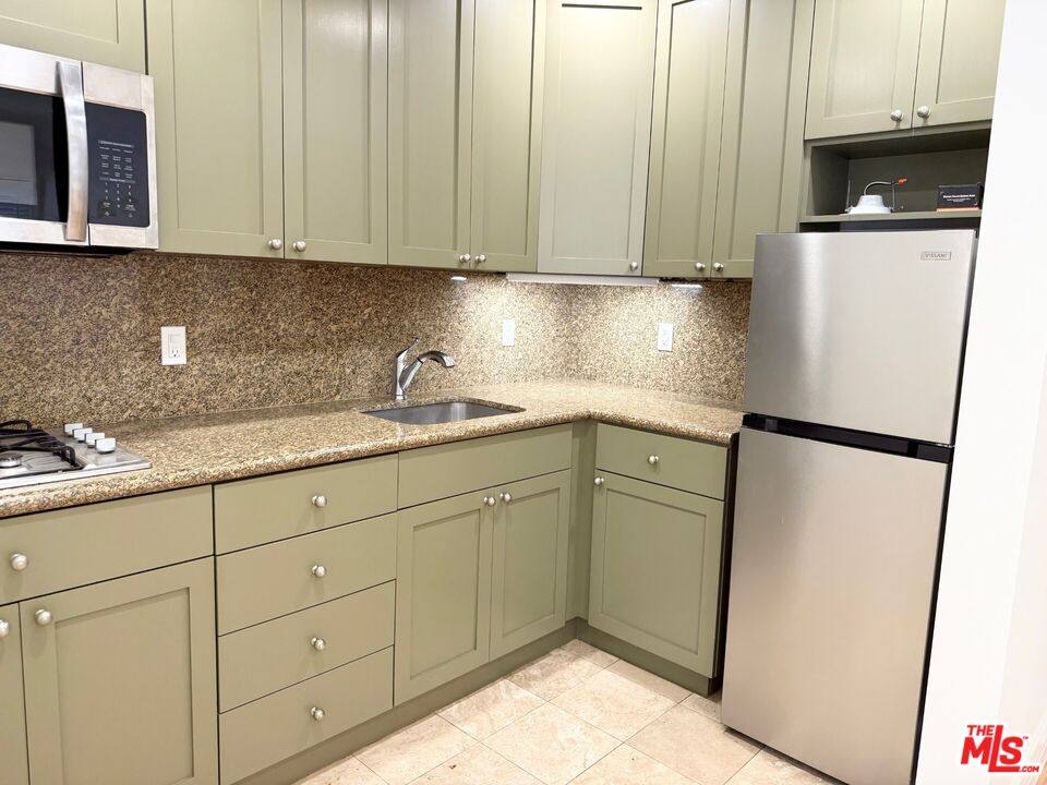 Apartment for rent at 204 S Reeves Dr #204, Beverly Hills, CA 90212