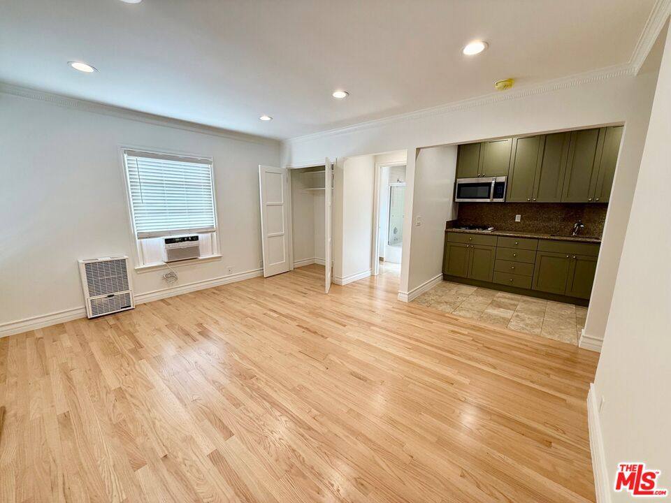 Apartment for rent at 204 S Reeves Dr #204, Beverly Hills, CA 90212