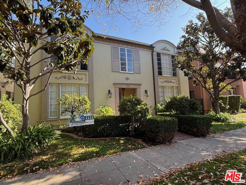 Apartment for rent at 204 S Reeves Dr #204, Beverly Hills, CA 90212