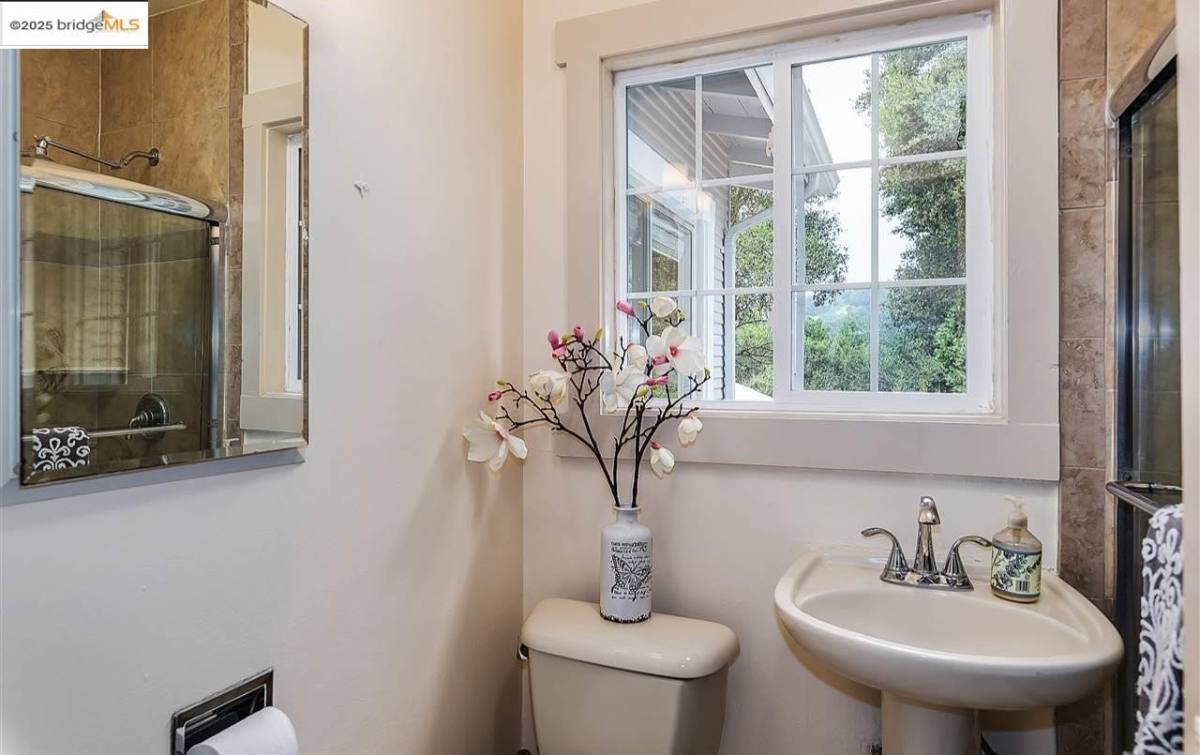 Apartment for rent at 6454 Mokelumne Ave, Oakland, CA 94605