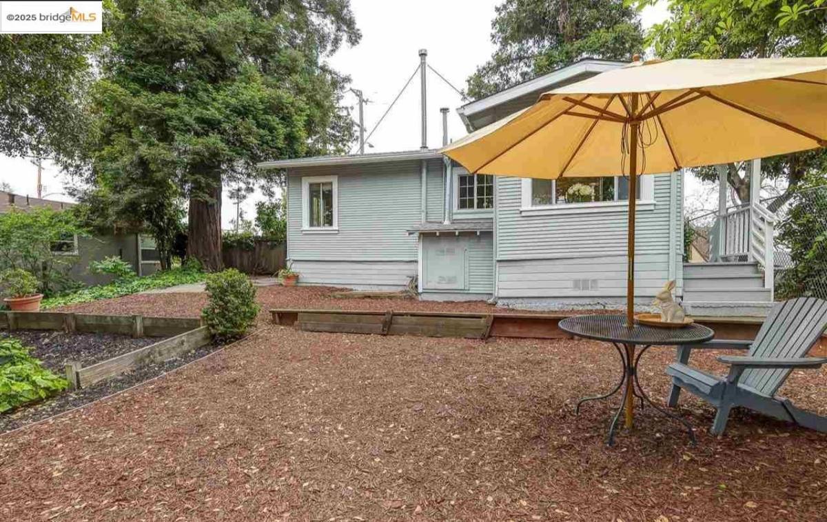 Apartment for rent at 6454 Mokelumne Ave, Oakland, CA 94605