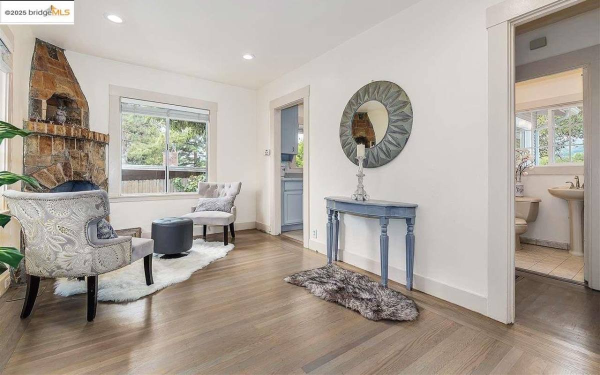 Apartment for rent at 6454 Mokelumne Ave, Oakland, CA 94605