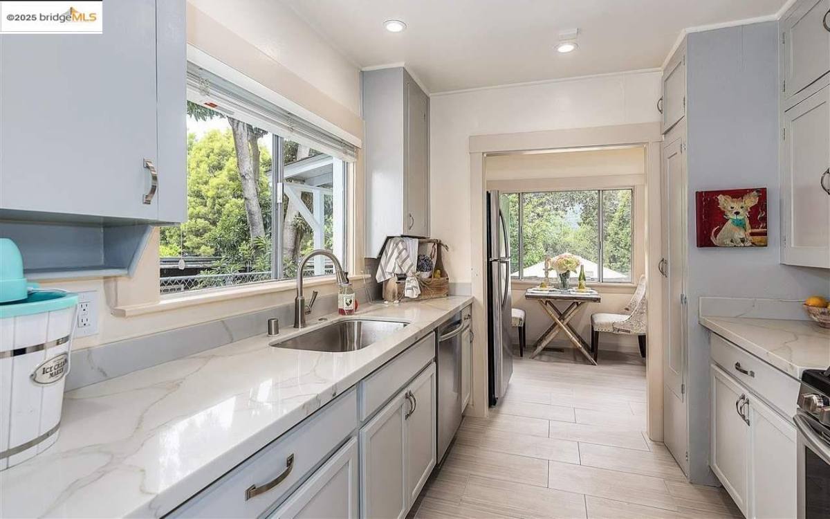 Apartment for rent at 6454 Mokelumne Ave, Oakland, CA 94605