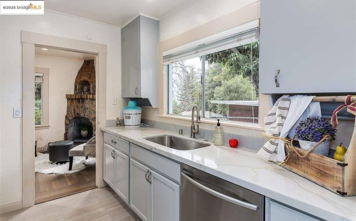 Apartment for rent at 6454 Mokelumne Ave, Oakland, CA 94605
