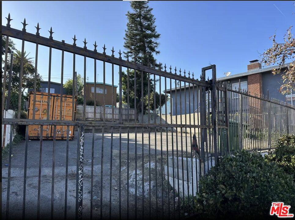Apartment for rent at 3014 Lincoln Blvd, Santa Monica, CA 90405