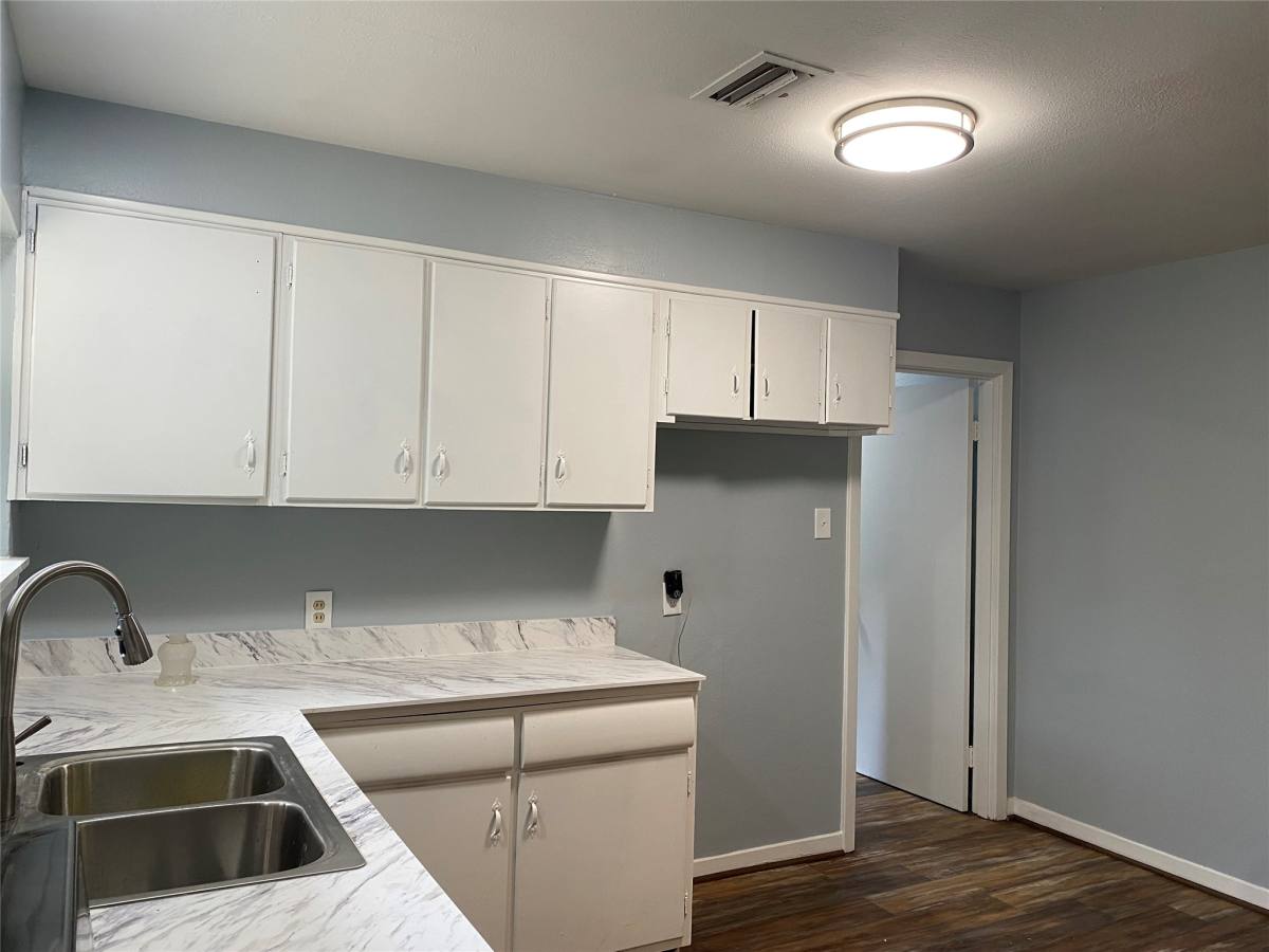 Apartment for rent at 5110 W 43rd St, Houston, TX 77092