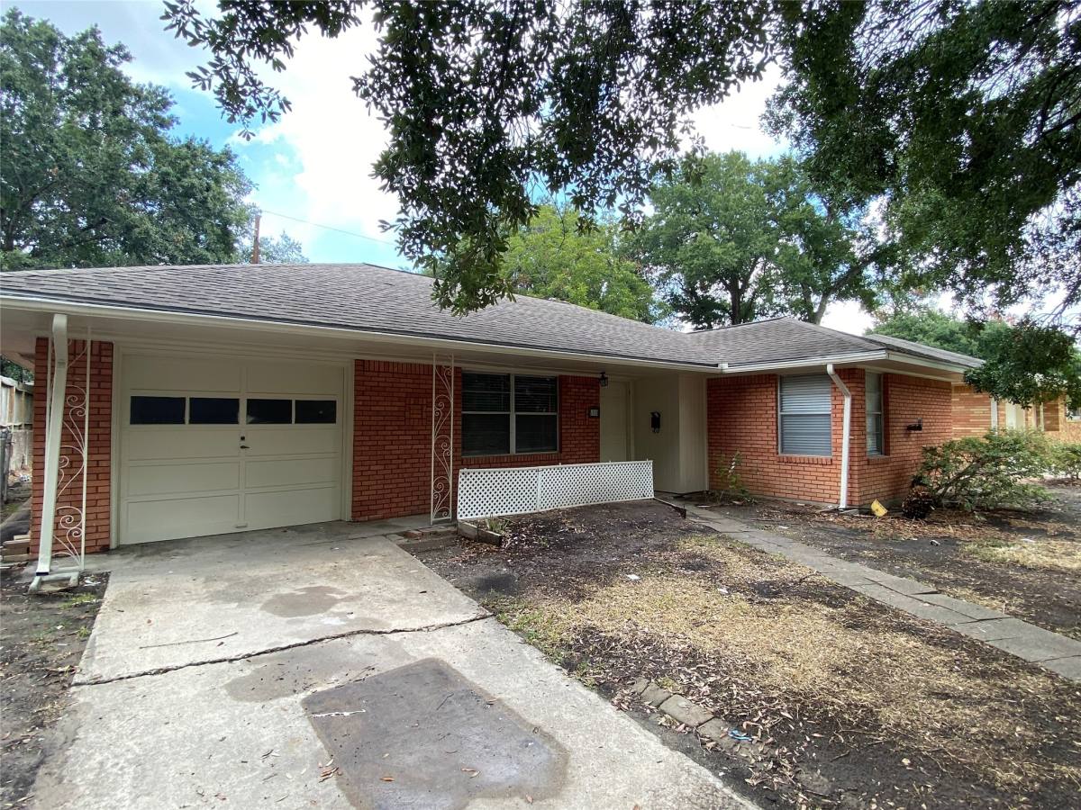 Apartment for rent at 5110 W 43rd St, Houston, TX 77092