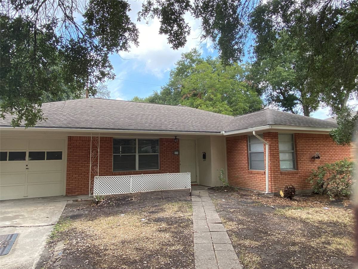Apartment for rent at 5110 W 43rd St, Houston, TX 77092