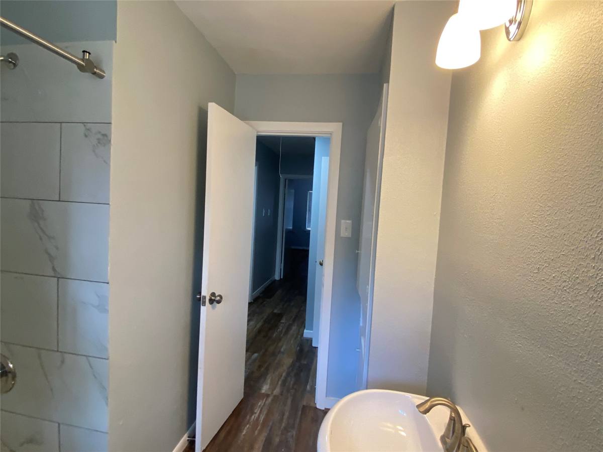 Apartment for rent at 5110 W 43rd St, Houston, TX 77092