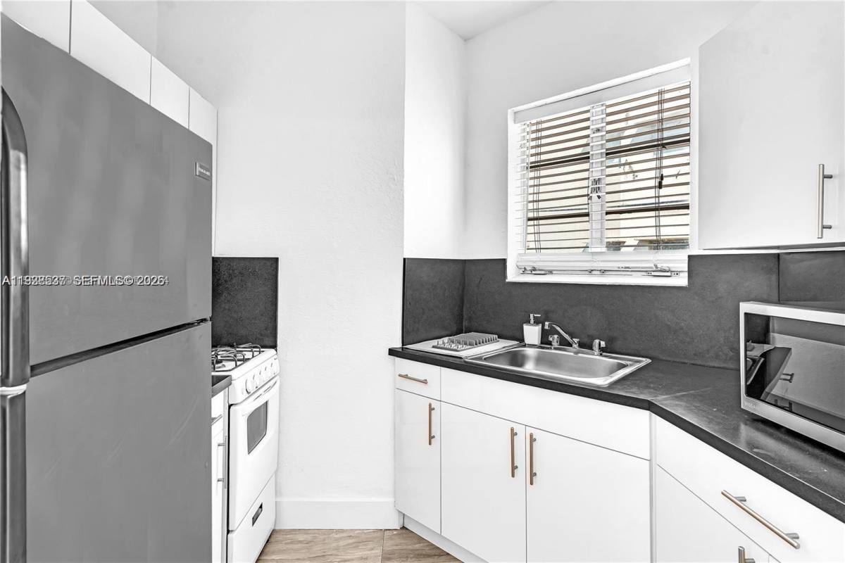 Apartment for rent at 3920 Garden Ave #14, Miami Beach, FL 33140