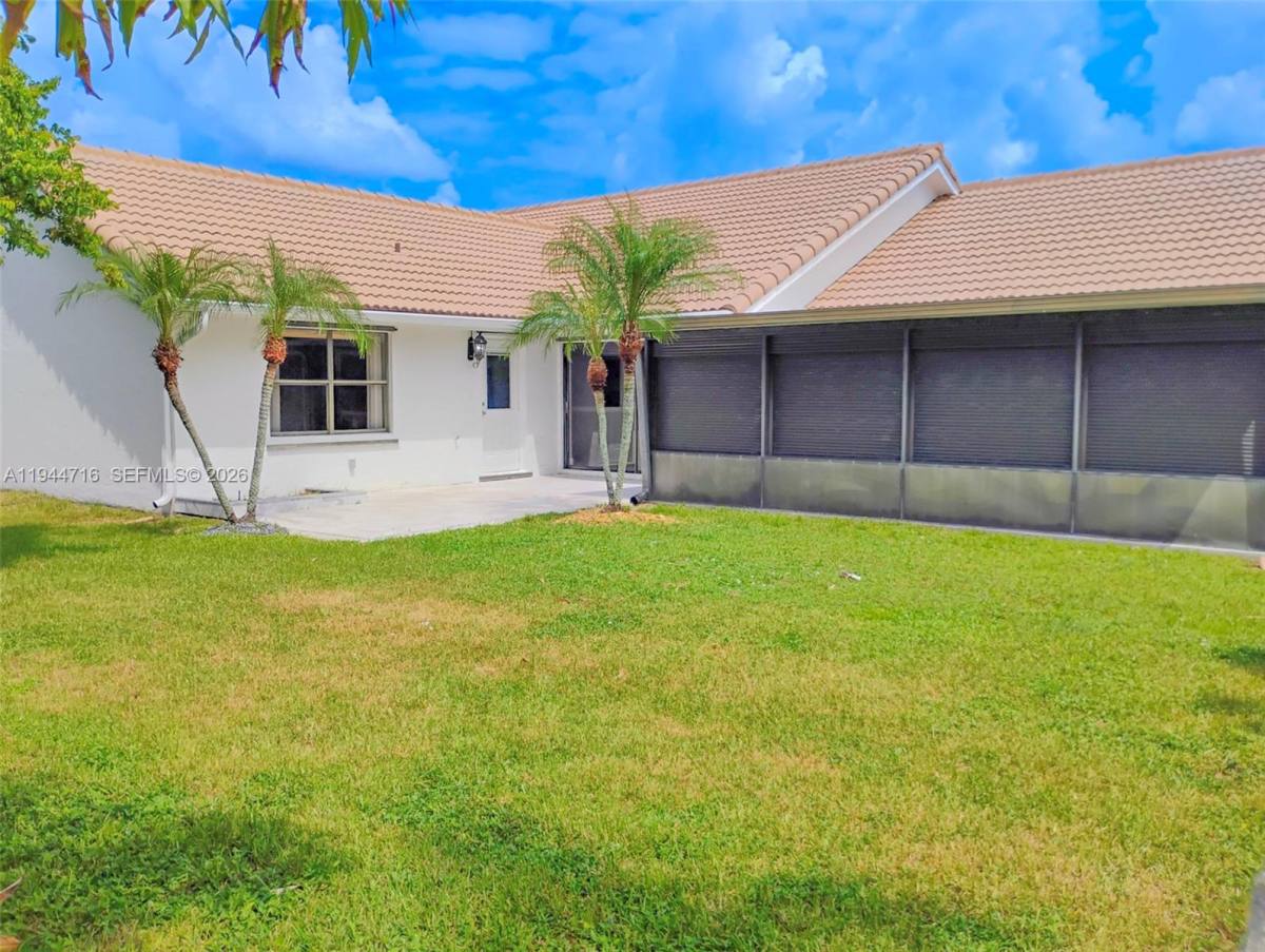 Apartment for rent at 9654 Sun Pointe Dr, Boynton Beach, FL 33437