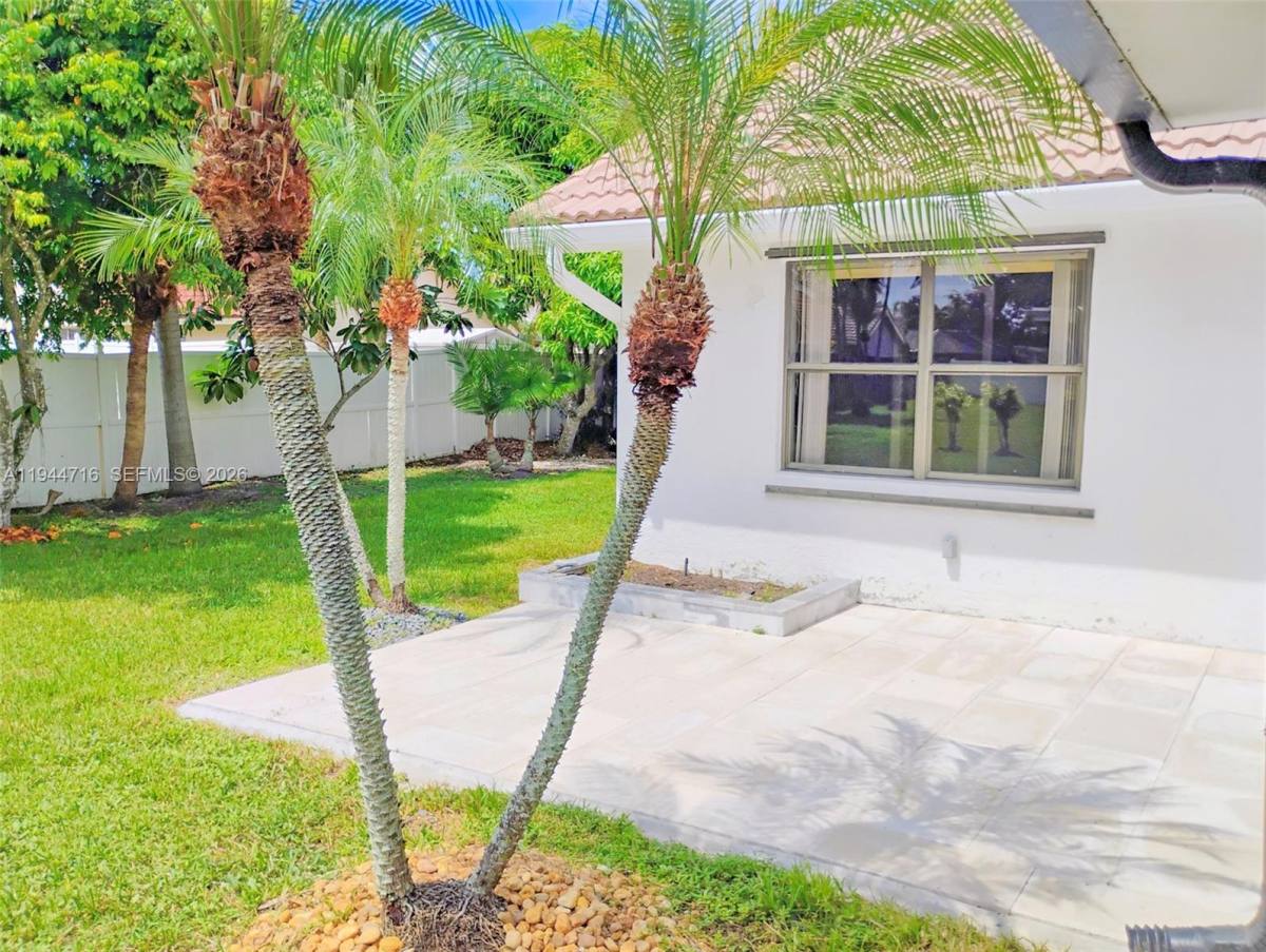 Apartment for rent at 9654 Sun Pointe Dr, Boynton Beach, FL 33437