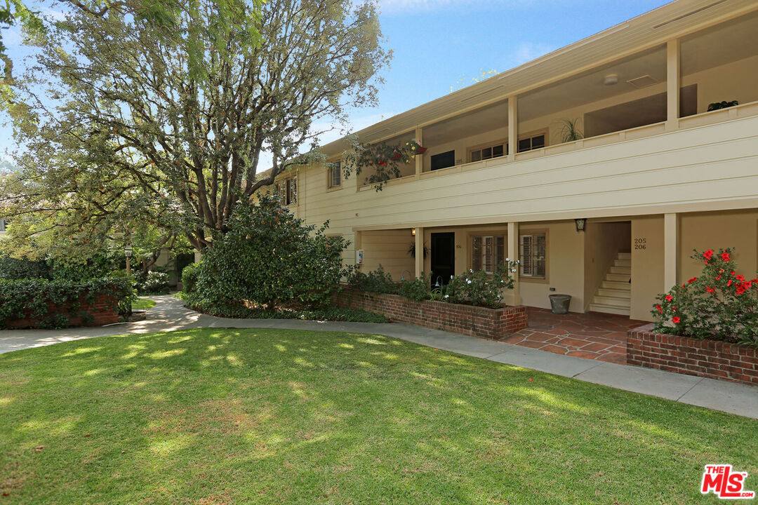 Apartment for rent at 11901 Sunset Blvd #104, Los Angeles, CA 90049