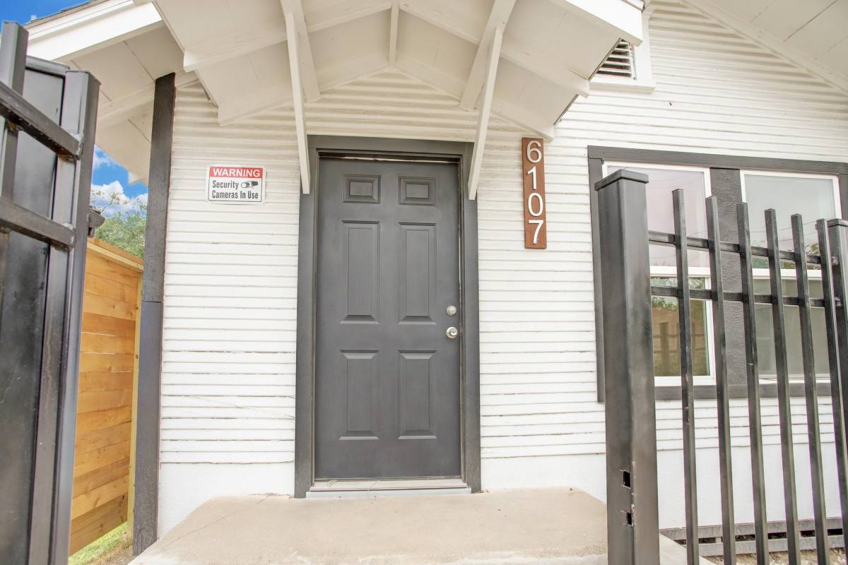 Apartment for rent at 6107 N Main St, Houston, TX 77008