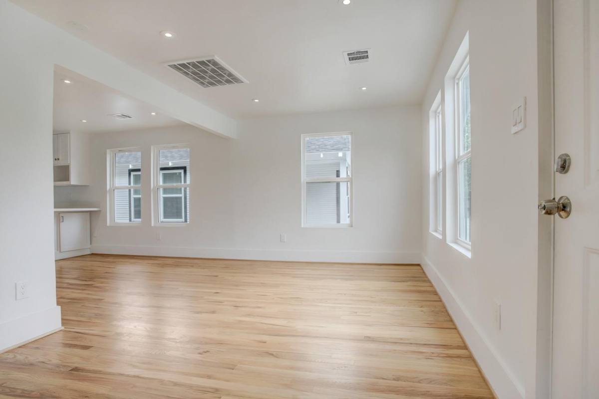 Apartment for rent at 6107 N Main St, Houston, TX 77008