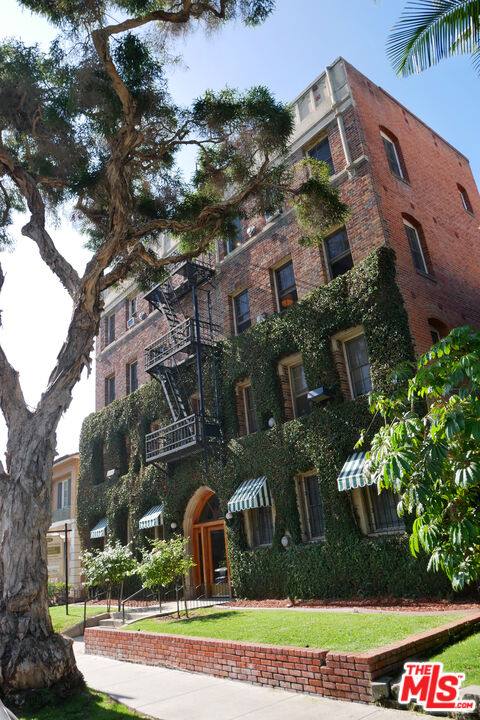Apartment for rent at 611 S Cloverdale Ave #106, Los Angeles, CA 90036