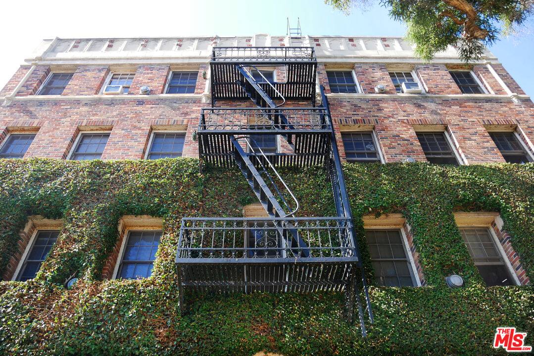 Apartment for rent at 611 S Cloverdale Ave #106, Los Angeles, CA 90036