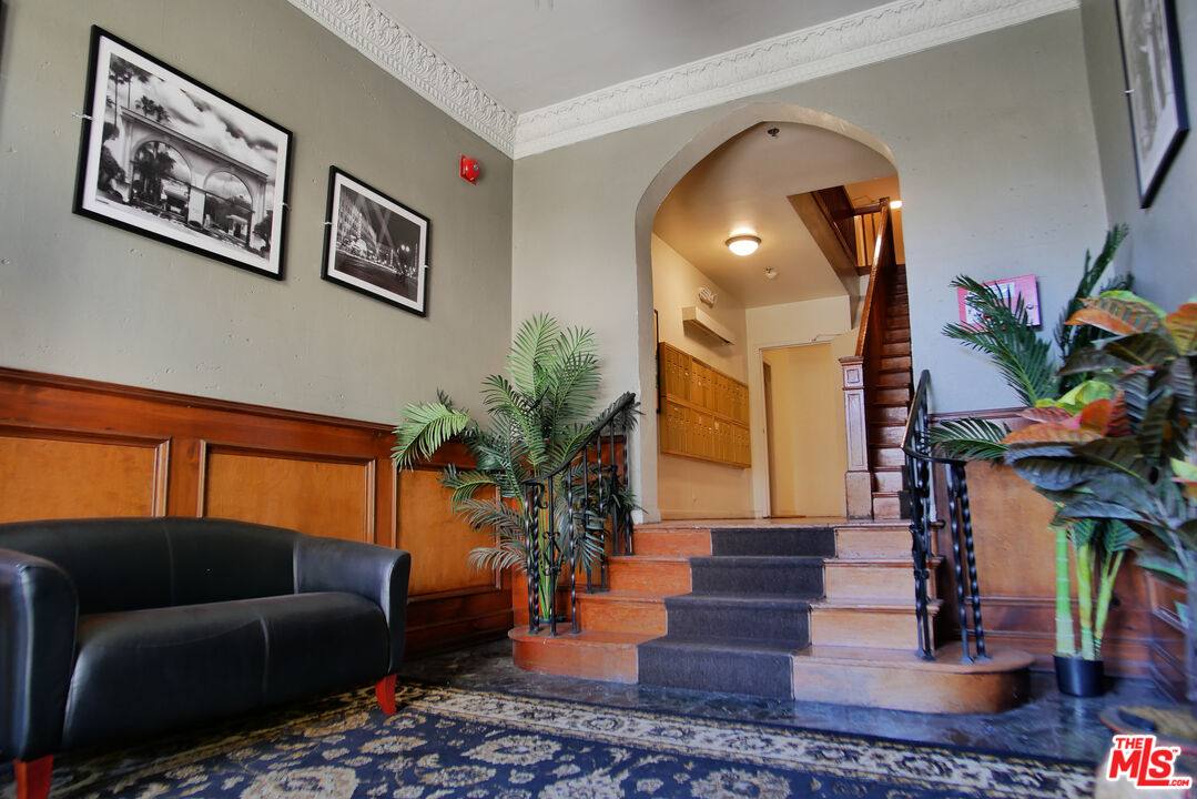 Apartment for rent at 611 S Cloverdale Ave #106, Los Angeles, CA 90036