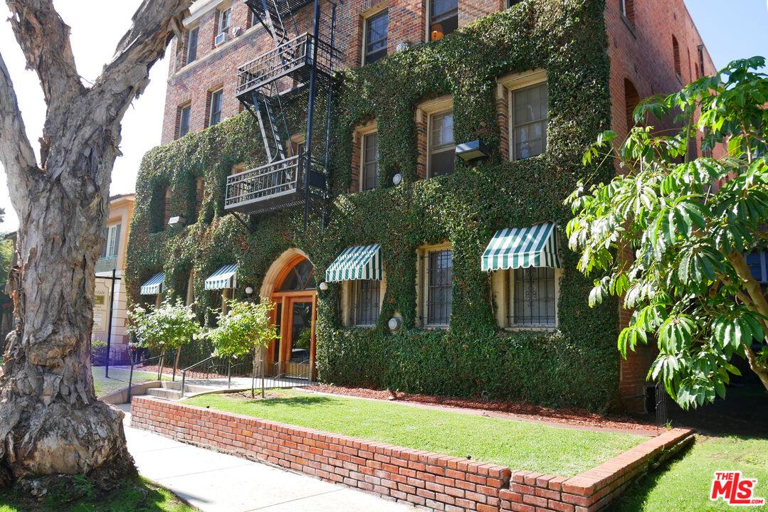 Apartment for rent at 611 S Cloverdale Ave #106, Los Angeles, CA 90036