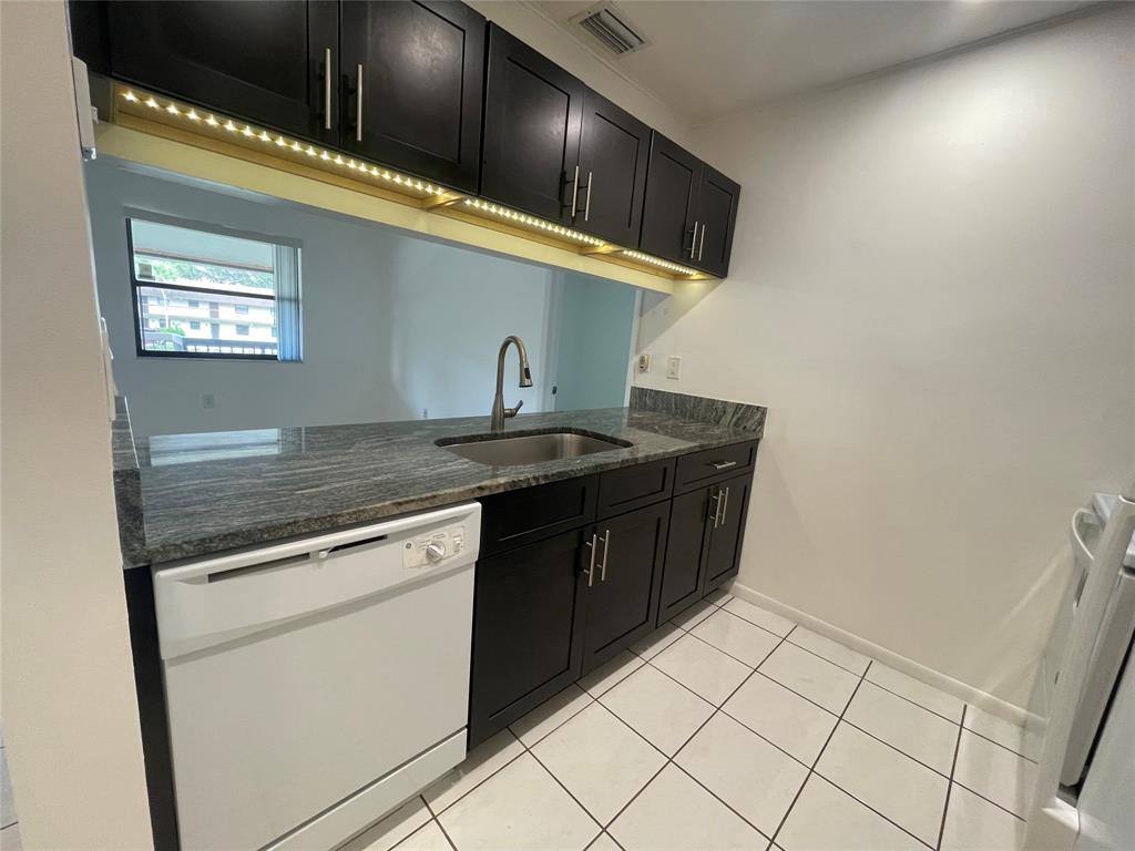Condo for rent at 6040 Shaker Wood Circle #205, Fort Lauderdale, FL 33319
