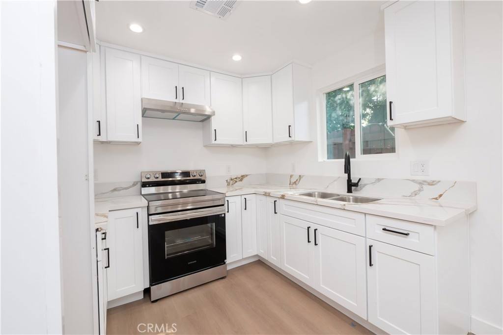 Apartment for rent at 5741 S St Andrews Place #57411 2, Los Angeles, CA 90062