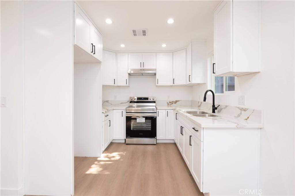 Apartment for rent at 5741 S St Andrews Place #57411 2, Los Angeles, CA 90062