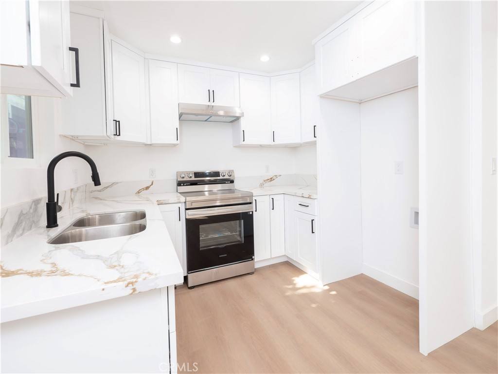 Apartment for rent at 5741 S St Andrews Place #57411 2, Los Angeles, CA 90062