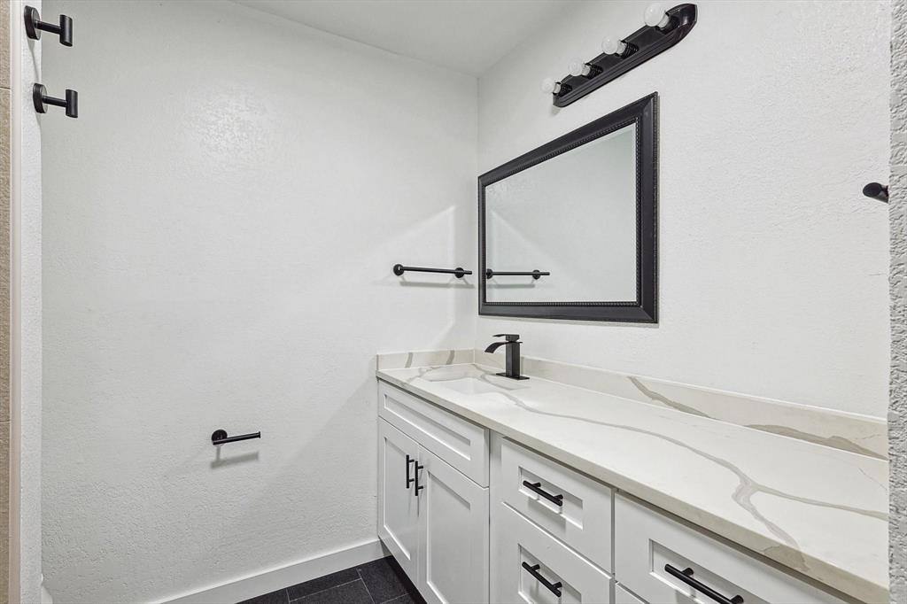 Apartment for rent at 1302 Palm St, Mansfield, TX 76063