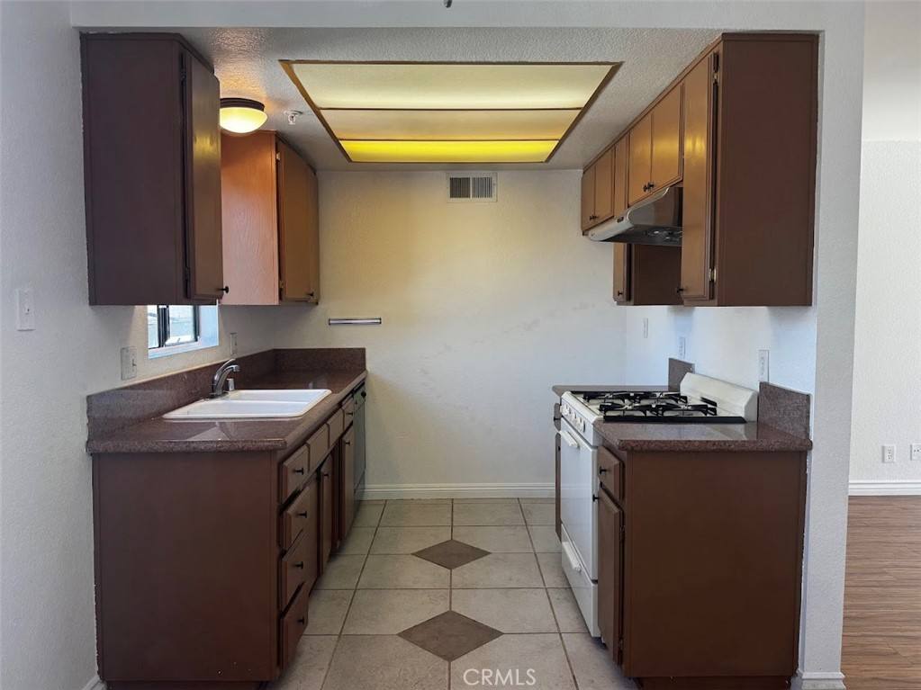 Apartment for rent at 77 N Holliston Ave #77, Pasadena, CA 91106