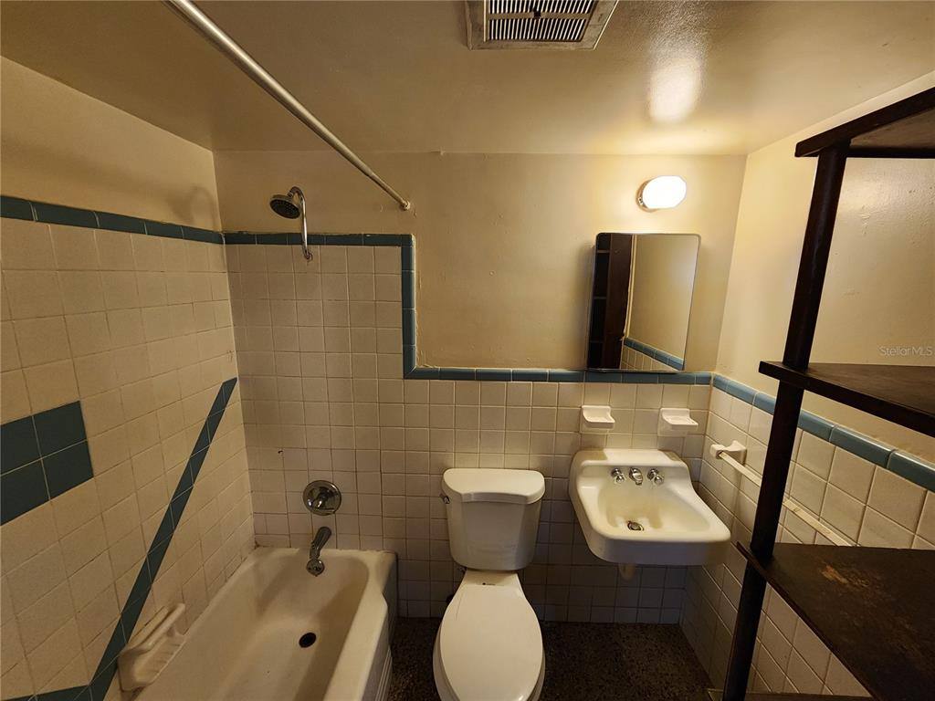 Apartment for rent at 1933 NW 4th Ave #1933B, Gainesville, FL 32603