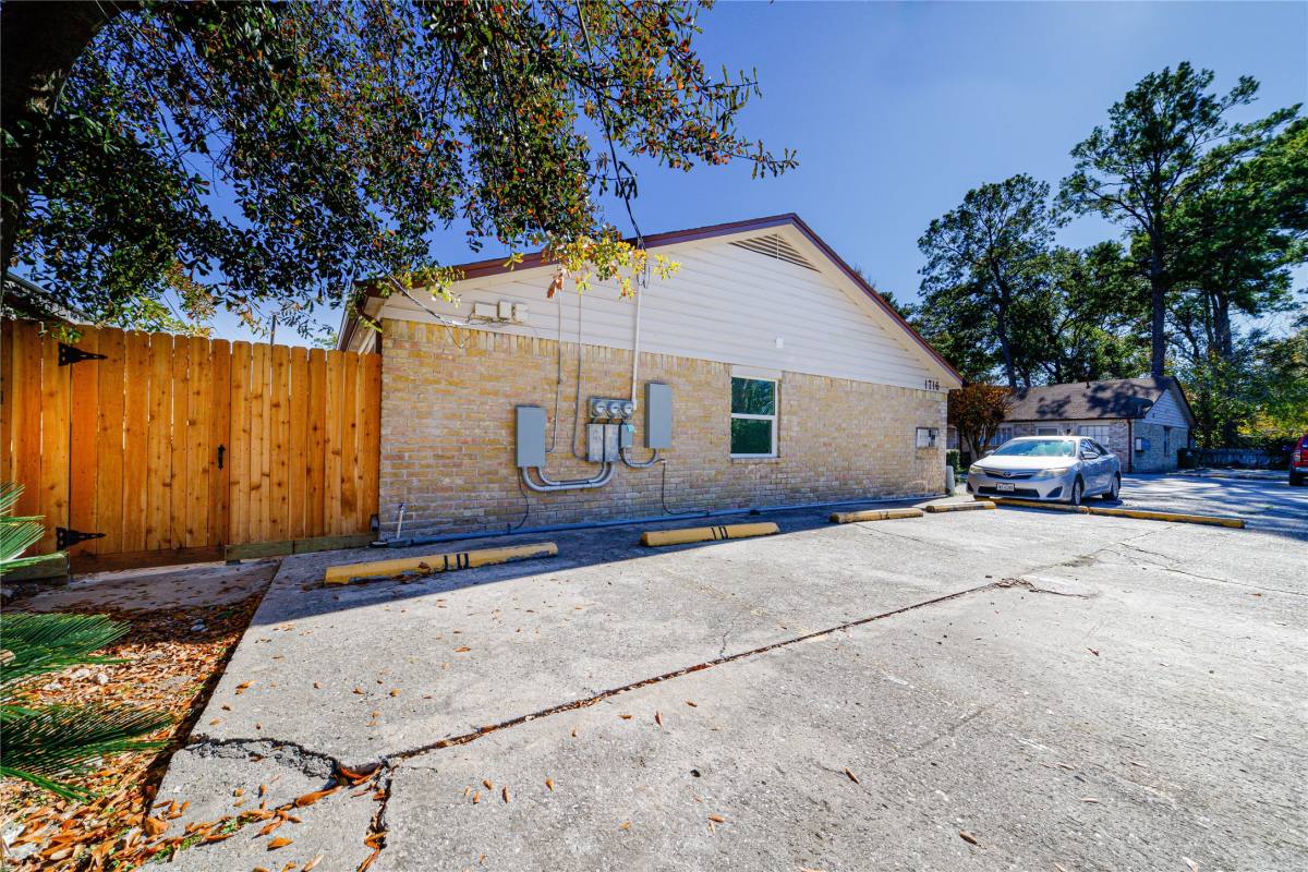 Townhouse for rent at 1716 Crestdale Dr #10, Houston, TX 77080