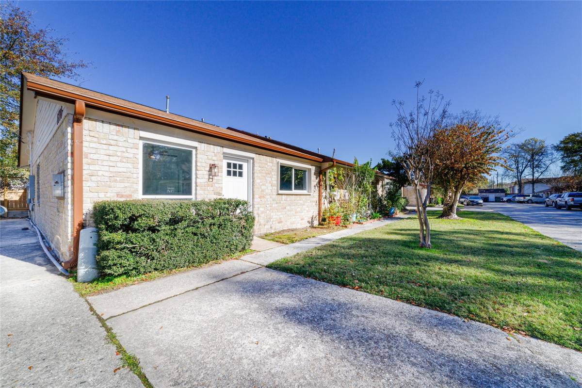 Townhouse for rent at 1716 Crestdale Dr #10, Houston, TX 77080