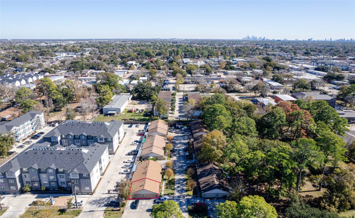 Townhouse for rent at 1716 Crestdale Dr #10, Houston, TX 77080