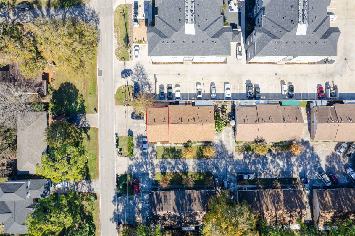 Townhouse for rent at 1716 Crestdale Dr #10, Houston, TX 77080