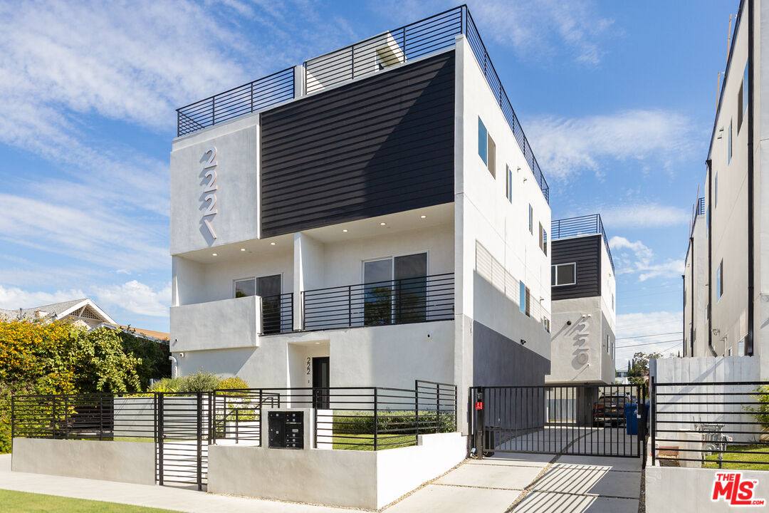 Townhouse for rent at 222 N Coronado St #222, Los Angeles, CA 90026