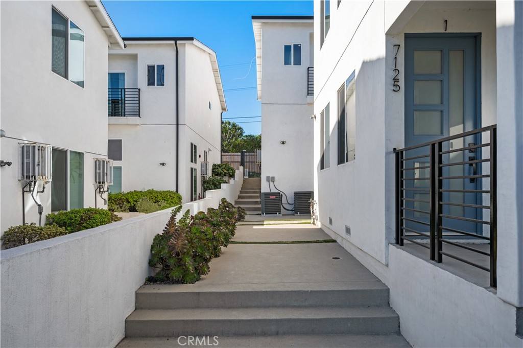 Apartment for rent at 7125 S La Cienega Blvd, Los Angeles, CA 90045