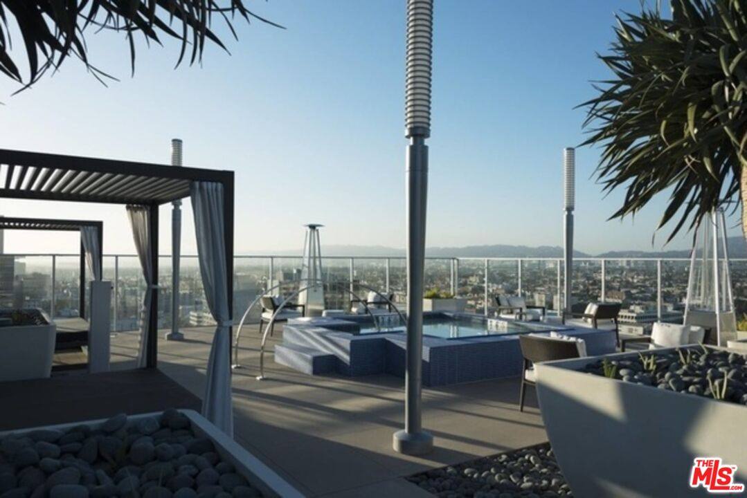 Apartment for rent at 3033 Wilshire Blvd #1113, Los Angeles, CA 90020