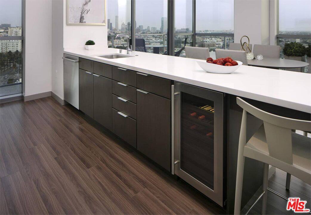 Apartment for rent at 3033 Wilshire Blvd #1113, Los Angeles, CA 90020