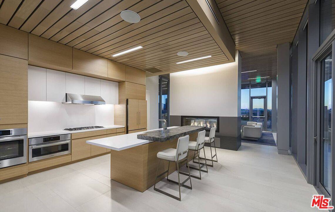 Apartment for rent at 3033 Wilshire Blvd #1113, Los Angeles, CA 90020