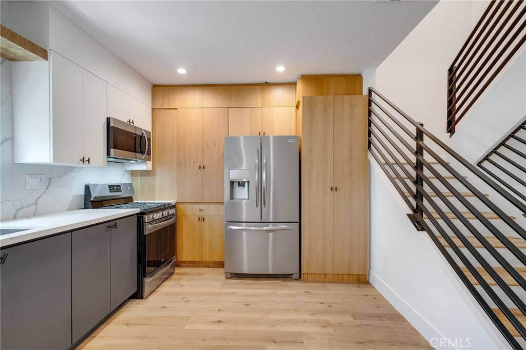 Apartment for rent at 6201 La Mirada Ave #7, Los Angeles, CA 90038