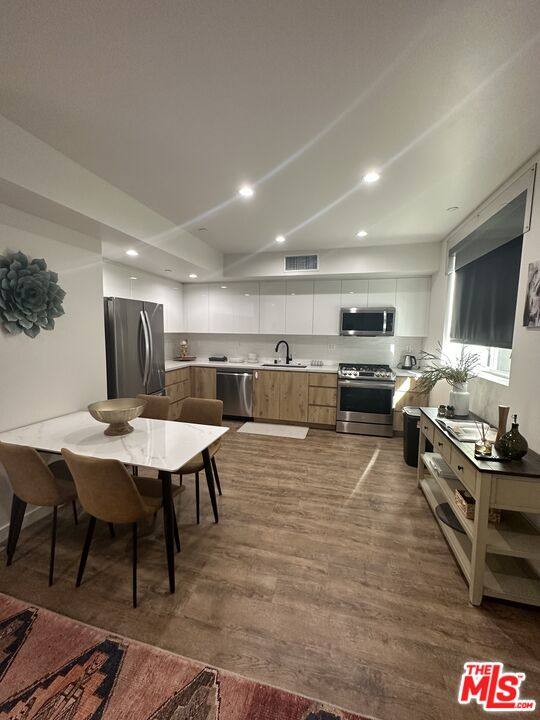 Apartment for rent at 124 S Croft Ave #101, Los Angeles, CA 90048