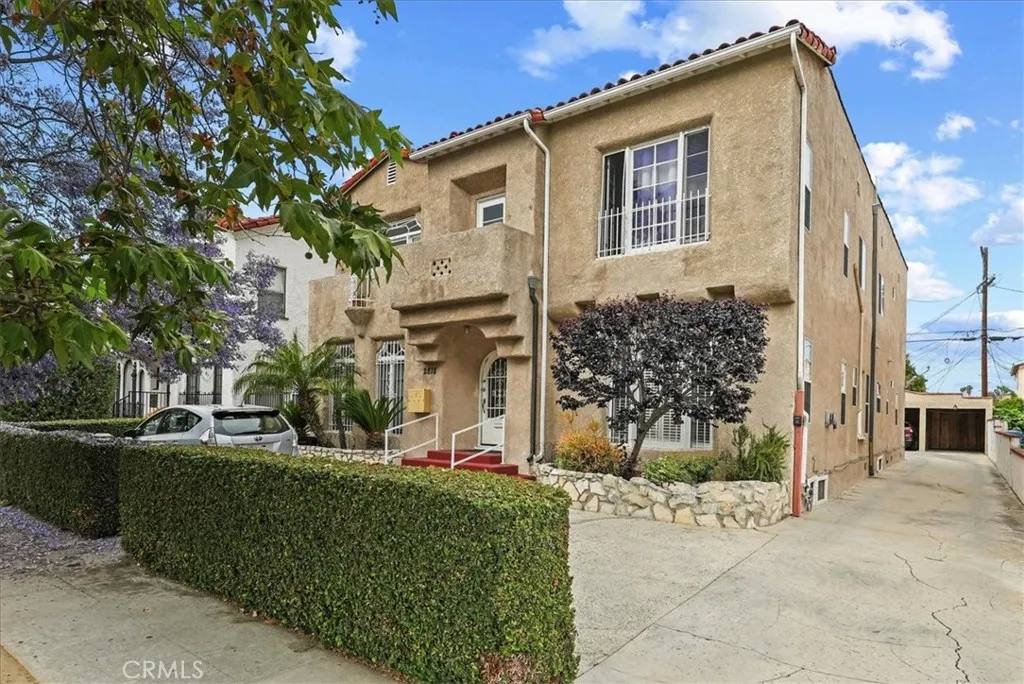 Apartment for rent at 2818 S Bronson Ave #2818B, Los Angeles, CA 90018