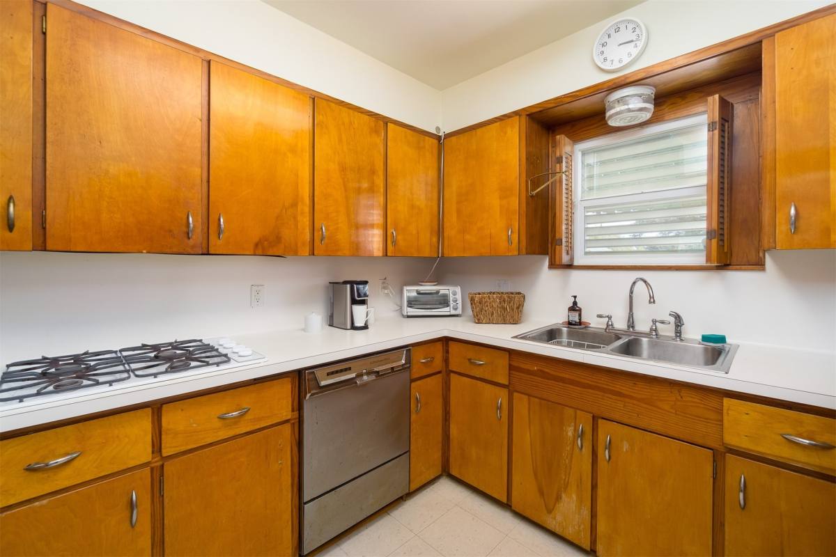 Apartment for rent at 3602 Ave Q 1 2 #3602UP, Galveston, TX 77550