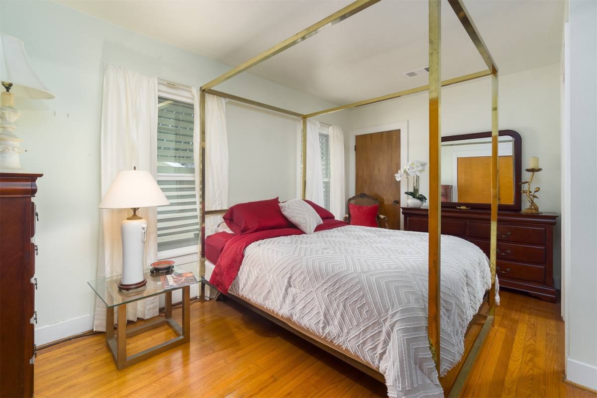 Apartment for rent at 3602 Ave Q 1 2 #3602UP, Galveston, TX 77550